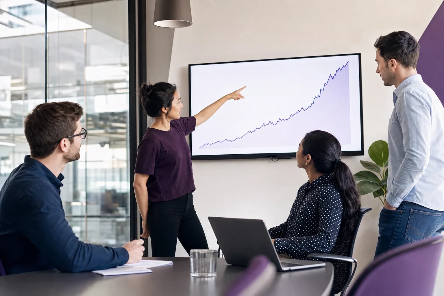 Un equipo de marketing trabaja en la estrategia de una campaña